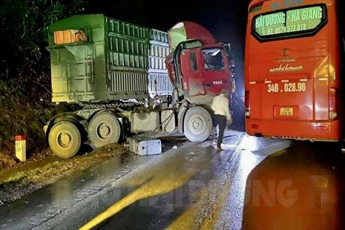 Xe đầu kéo đấu đầu xe khách ở Tuyên Quang, lái xe khách quê Ninh Giang tử vong